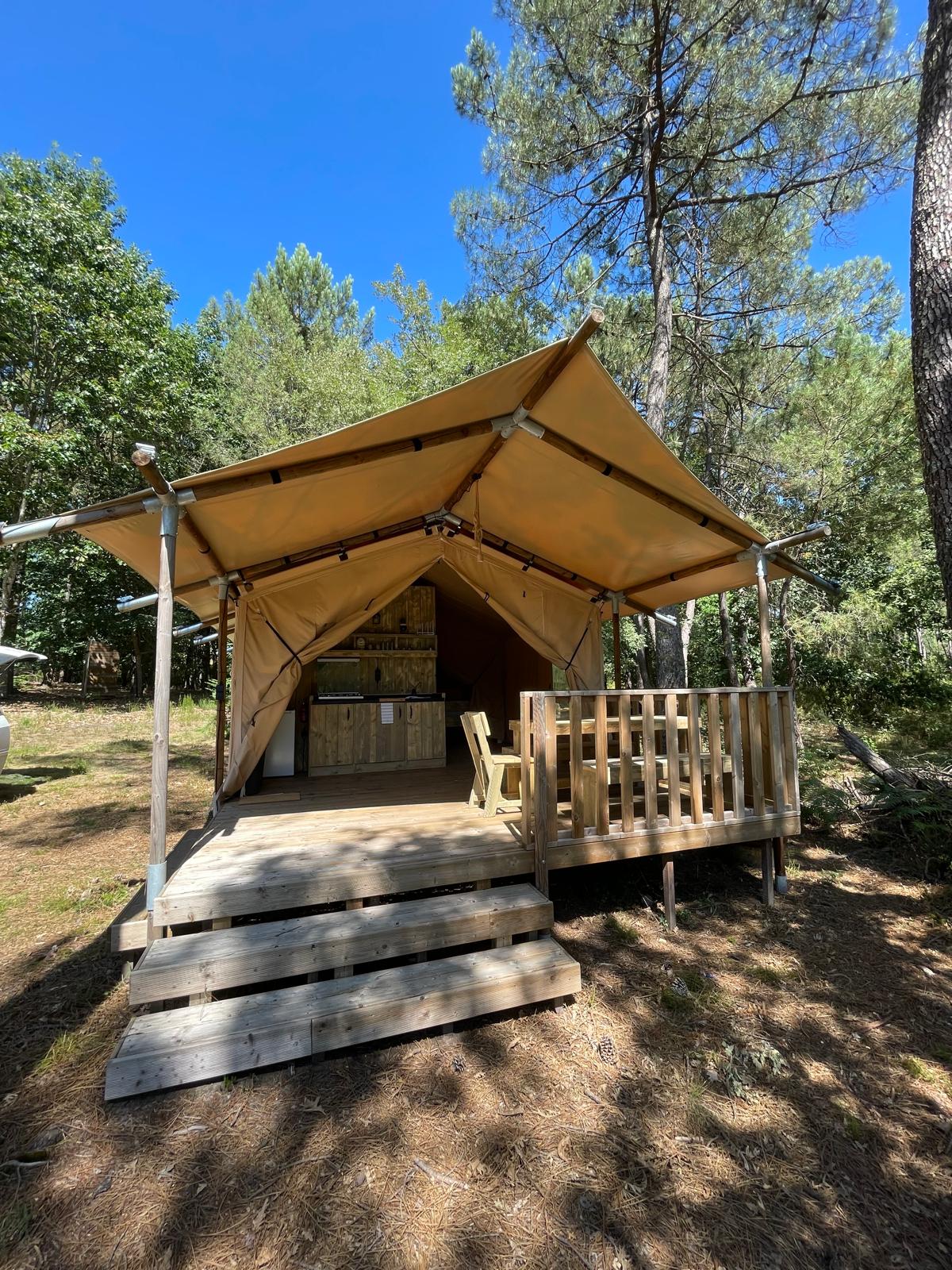 Photo 8/10 — Tente safari « Tente safari et étang privé, La Roche-Chalais » à La Roche-Chalais Dordogne