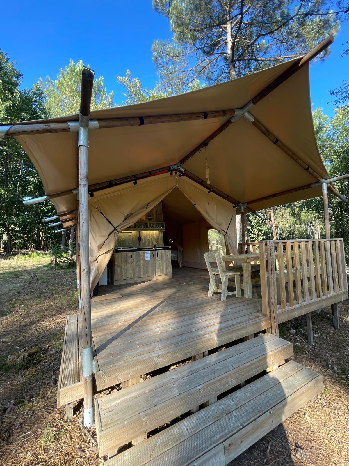 Photo 2/10 — Tente safari « Tente safari et étang privé, La Roche-Chalais » à La Roche-Chalais Dordogne
