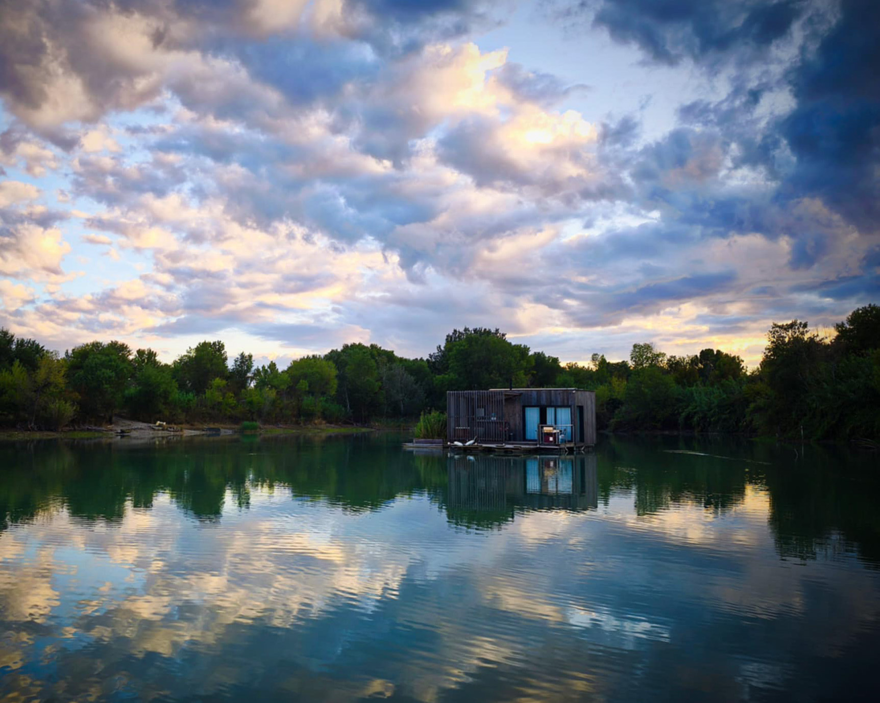 Photo 3/10 — Lodge « Lodge flottant sur étang privé, près d’Orange » à Orange Vaucluse