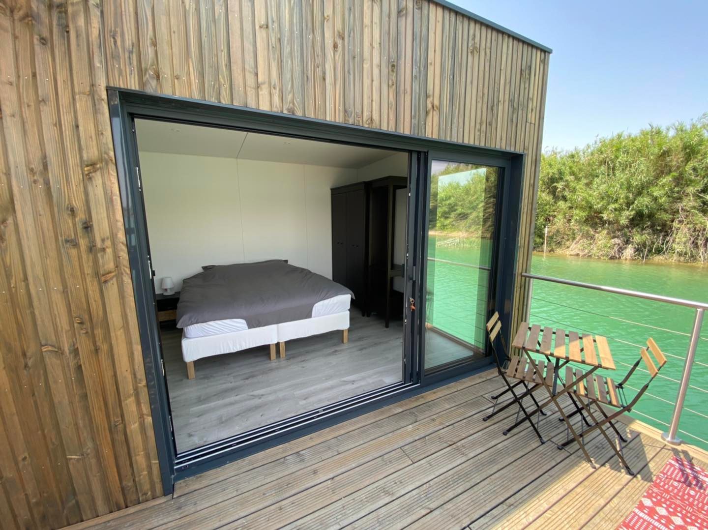 Photo 4/10 — Lodge « Lodge flottant sur étang privé, près d’Orange » à Orange Vaucluse