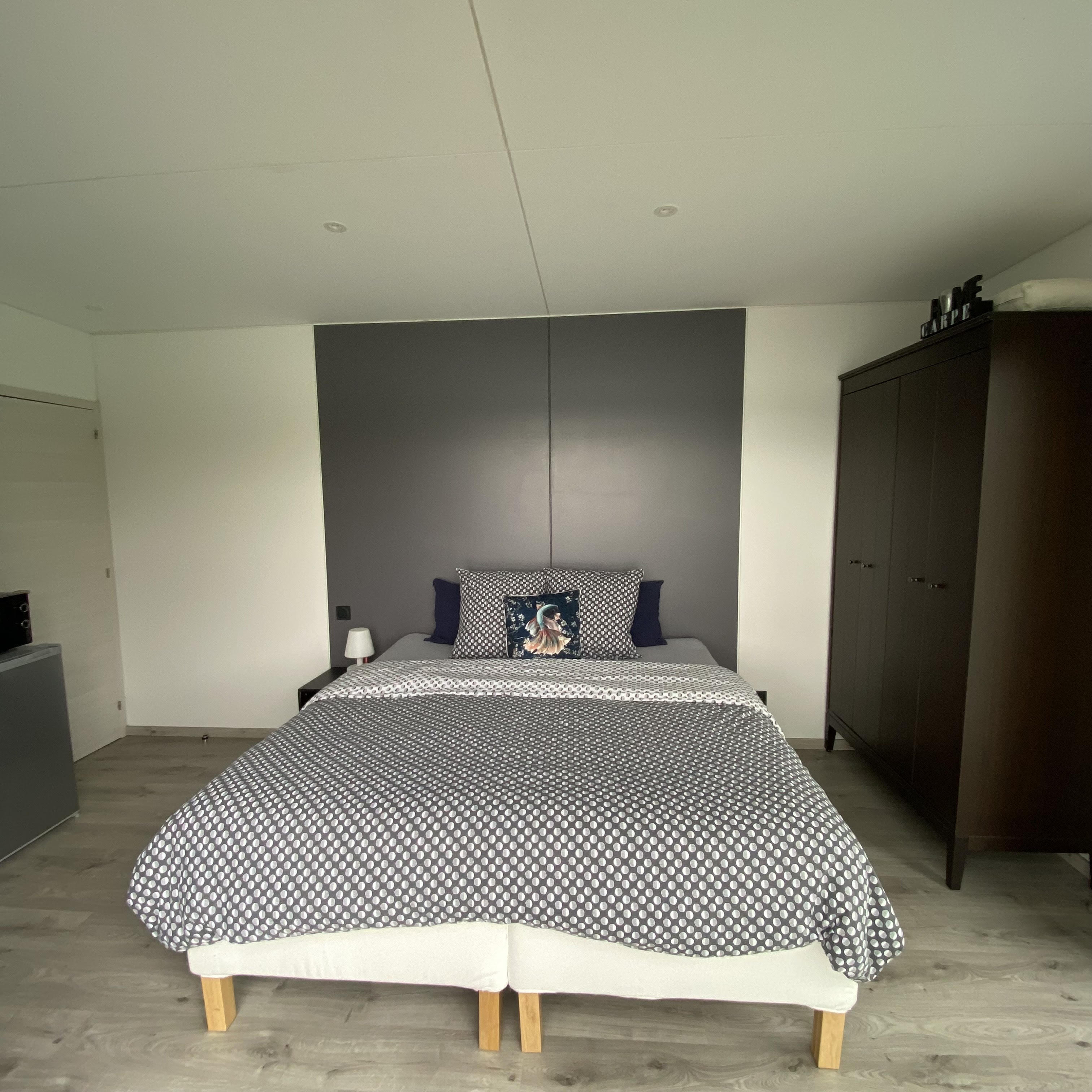 Photo 8/10 — Lodge « Lodge flottant sur étang privé, près d’Orange » à Orange Vaucluse