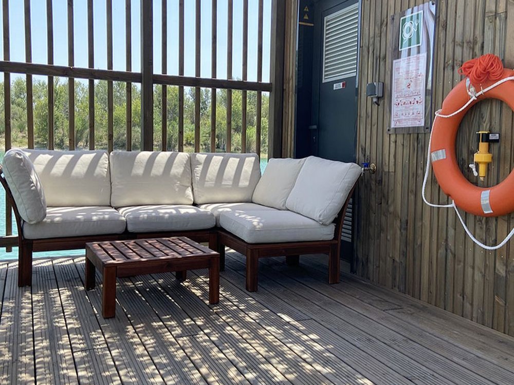 Photo 5/10 — Lodge « Lodge flottant sur étang privé, près d’Orange » à Orange Vaucluse