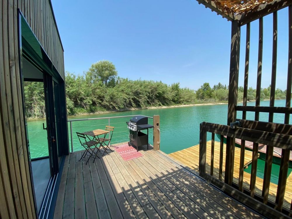 Photo 2/10 — Lodge « Lodge flottant sur étang privé, près d’Orange » à Orange Vaucluse