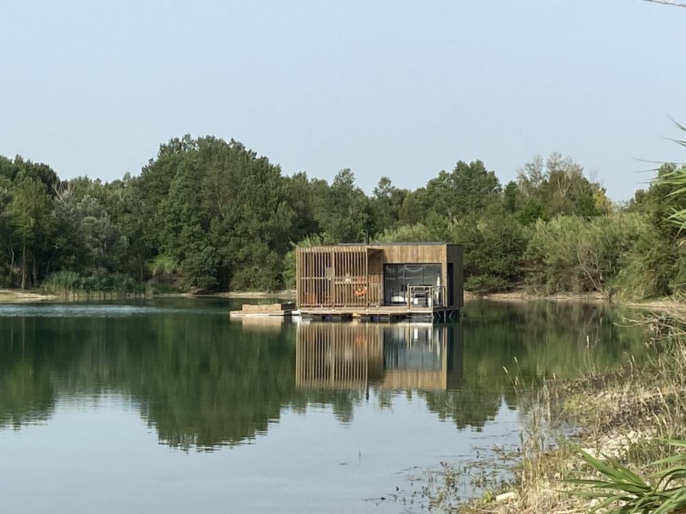 Photo 7/10 — Lodge « Lodge flottant sur étang privé, près d’Orange » à Orange Vaucluse
