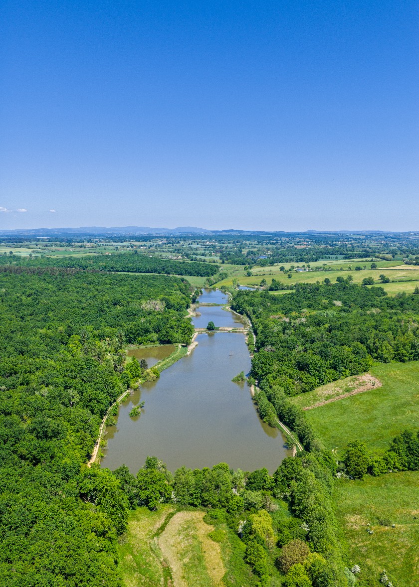 Roulotte « Roulotte au bord de 4 étangs, Gueugnon » — Gueugnon (Saône-et-Loire)