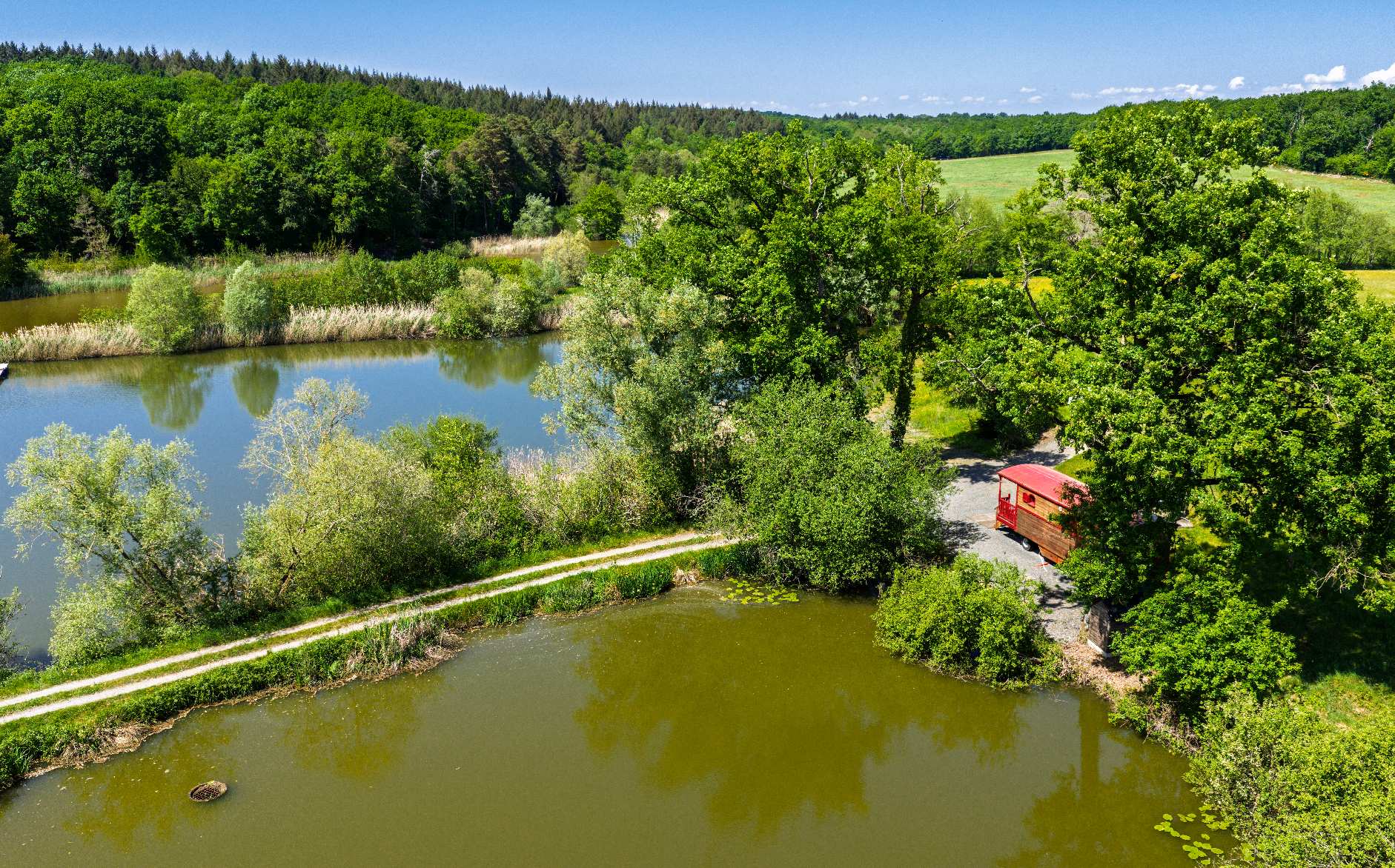 Photo 2/10 — Roulotte « Roulotte au bord de 4 étangs, Gueugnon » à Gueugnon Saône-et-Loire