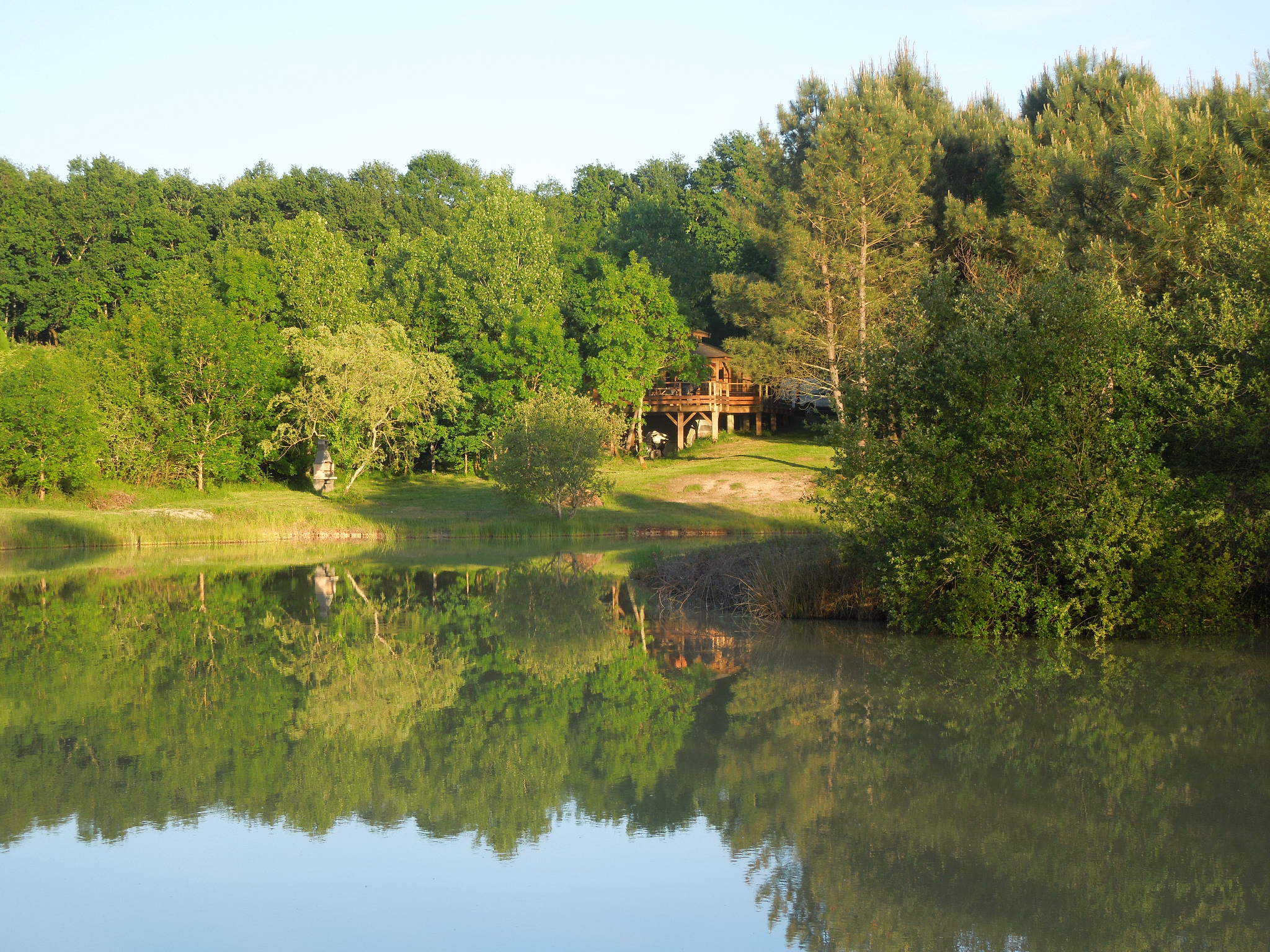 Cabane sur pilotis « Cabane sur pilotis et étang, Bonnes » — Bonnes (Charente)