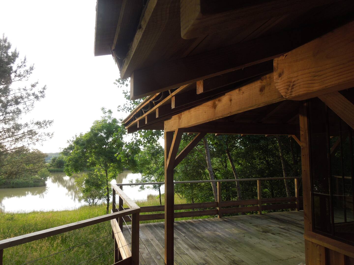 Photo 8/10 — Cabane sur pilotis « Cabane sur pilotis et étang, Bonnes » à Bonnes Charente