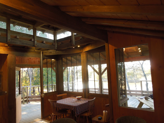 Photo 5/10 — Cabane sur pilotis « Cabane sur pilotis et étang, Bonnes » à Bonnes Charente