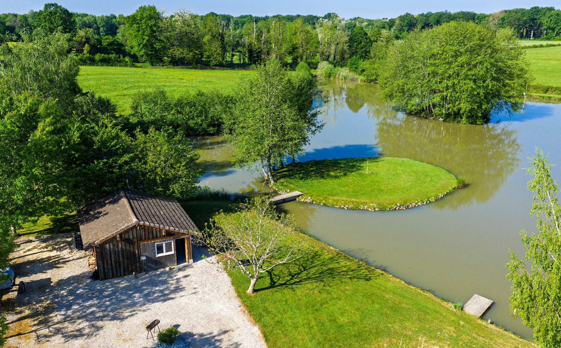 Cabane « Cabane de pêche rustique, près de Lons » — Vincent-Froideville (Jura)