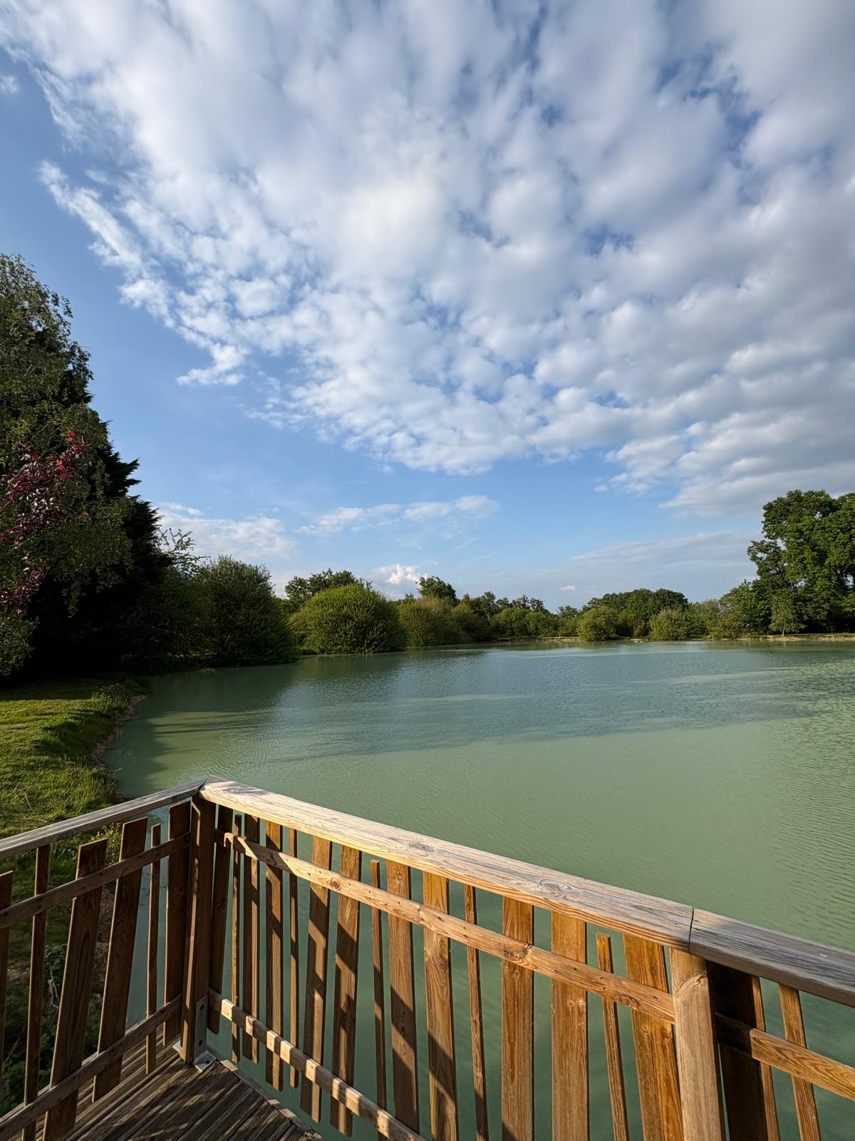 Photo 7/10 — Chalet « Chalet, étang et terrasse sur l’eau, Luchapt » à Luchapt Vienne