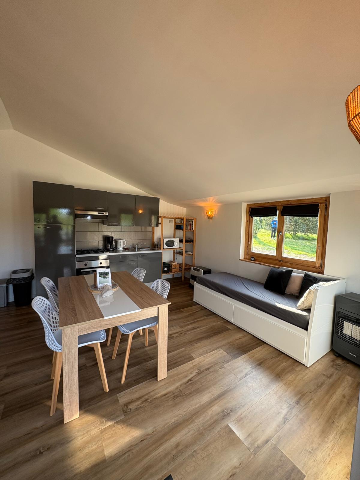 Photo 9/10 — Chalet « Chalet, étang et terrasse sur l’eau, Luchapt » à Luchapt Vienne
