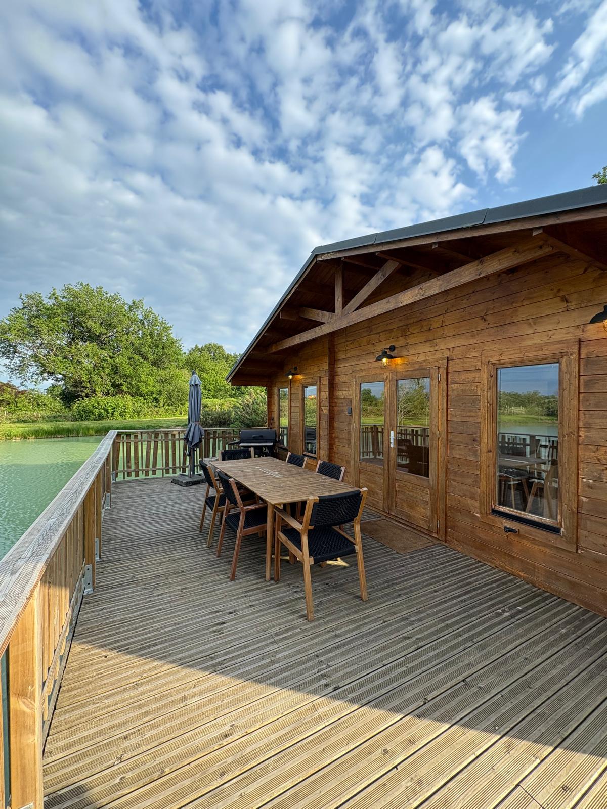 Photo 2/10 — Chalet « Chalet, étang et terrasse sur l’eau, Luchapt » à Luchapt Vienne