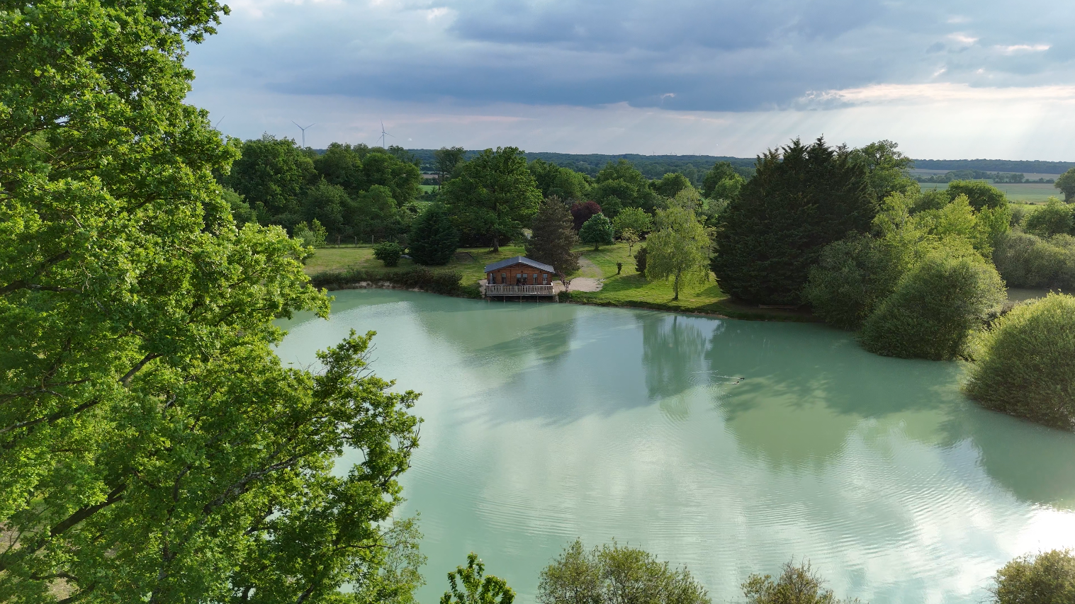 Photo 4/10 — Chalet « Chalet, étang et terrasse sur l’eau, Luchapt » à Luchapt Vienne