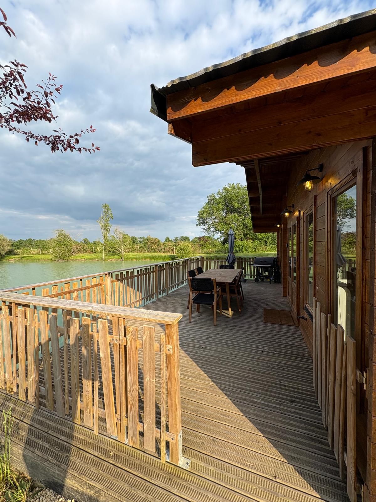Photo 6/10 — Chalet « Chalet, étang et terrasse sur l’eau, Luchapt » à Luchapt Vienne