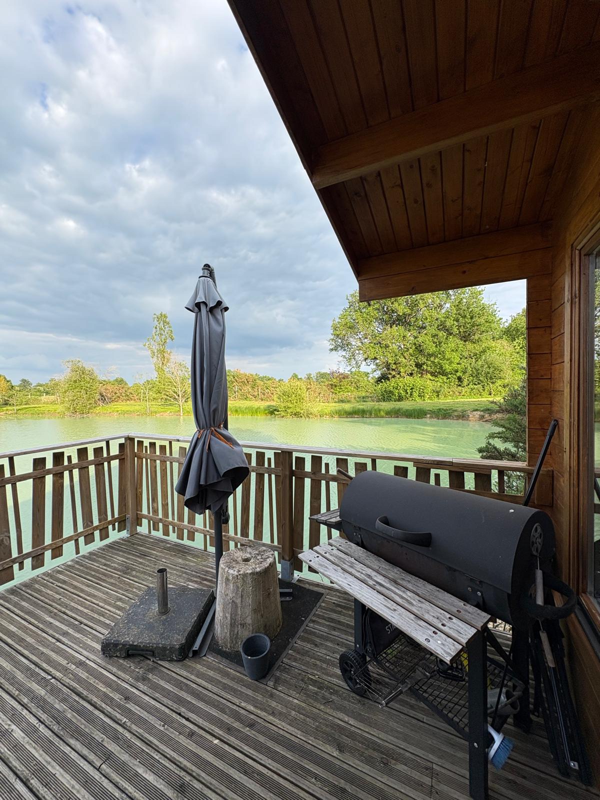 Photo 8/10 — Chalet « Chalet, étang et terrasse sur l’eau, Luchapt » à Luchapt Vienne