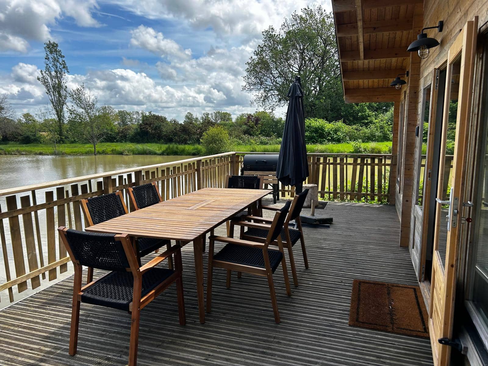 Photo 5/10 — Chalet « Chalet, étang et terrasse sur l’eau, Luchapt » à Luchapt Vienne